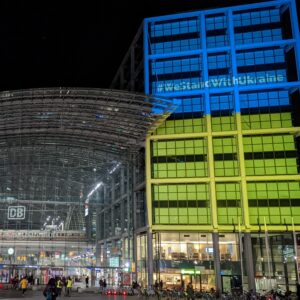 Stasiun Utama Berlin menampilkan lampu berwarna bendera Ukraina