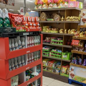 coklat paskah memenuhi rak-rak supermarket