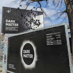 papan nama Dark Matter dan informasi waktu operasional