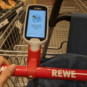 holder alat pemindah genggam REWE Scan&Go pada troli belanja