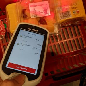 memindai barang dengan alat pemindai genggam REWE Scan&Go
