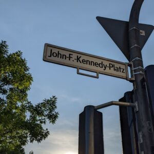 plakat nama John-F-Kennedy-Platz