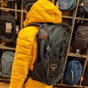 mencoba tas di toko outdoor Globetrotter