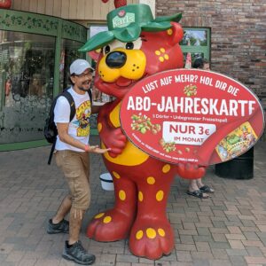 bersama maskot Karl's Erlebnis-Dorf bersama maskot Karl's Erlebnis-Dorf