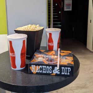 popcorn, nachos, dan minuman ukuran jumbo popcorn, nachos, dan minuman ukuran jumbo