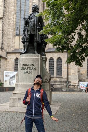 di depan patung Johann Sebastian Bach di depan patung Johann Sebastian Bach