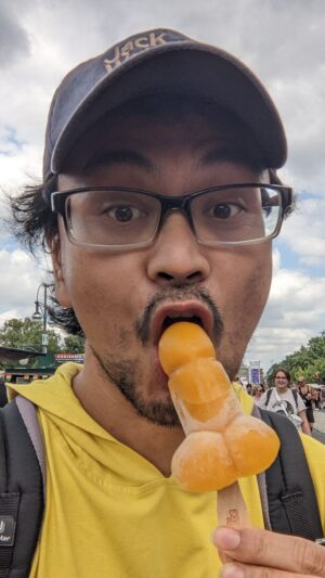 makan es krim berbentuk alat kelamin laki-laki makan es krim berbentuk alat kelamin laki-laki