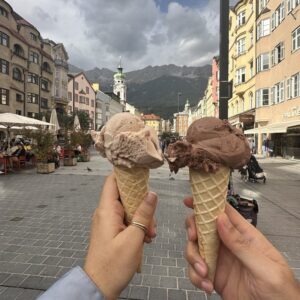menikmati gelatto di Innsbruck