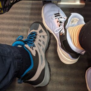 menggunakan sepatu outdoor