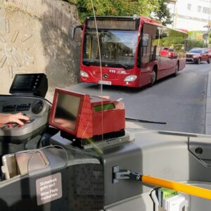 bus berhenti untuk memberi jalan kendaraan dari arah berlawanan