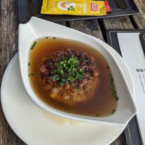 Kr&auml;ftige Rindssuppe mit Kaspresskn&ouml;del restoran Seegrube