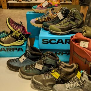 sepatu merupakan salah satu hal penting untuk melakukan pendakian
