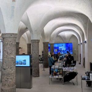 bagian dalam pusat informasi wisata Innsbruck