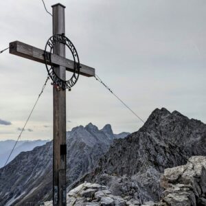 tanda salib "Bergs&ouml;hne Innsbruck" di puncak Gunung Hafelekar