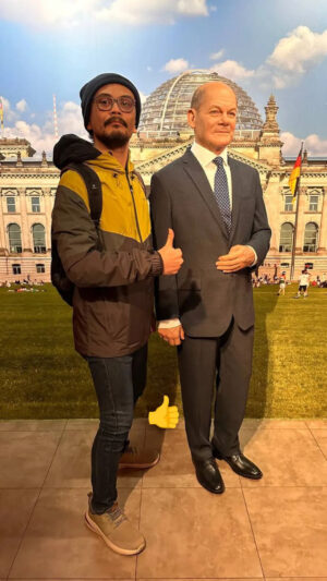berpose bersama boneka lilin kanselir Jerman, Olaf Scholz, di Museum Madame Tussauds Berlin