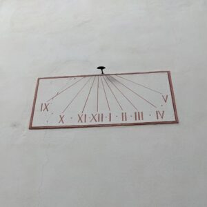 jam matahari di Gereja Santa Antonius, Ortisei, Italia