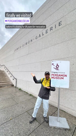 di depan pintu masuk Pergamon Museum