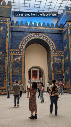 Ishtar Gate dari Babilonia koleksi Pergamon Museum