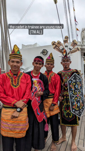 para taruna KRI Bima Suci dengan busana daerah