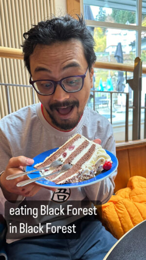 makan kue Black Forest di Black Forest, Jerman