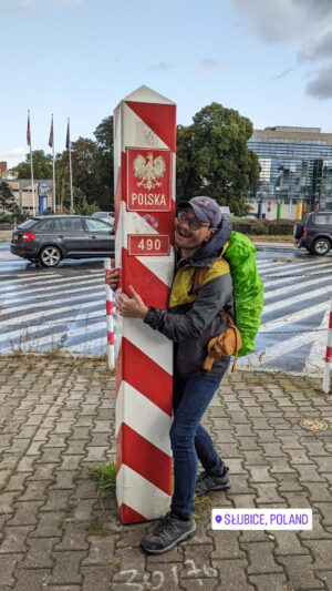 memeluk tiang tanda perbatasan Polandia di Słubice