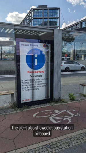 peringatan Warntag muncul di papan iklan halte bus