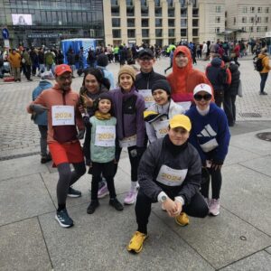 berfoto bersama teman-teman sebelum lari