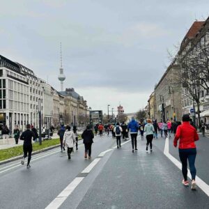 para peserta lari di acara Berliner Neujahrslauf 2024
