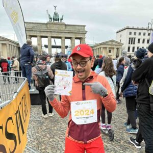 menerima sertifikat Berliner Neujahrslauf 2024