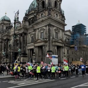 peserta Berliner Neujahrslauf 2024 menuju garis finish