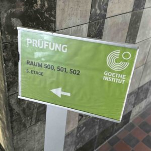 papan informasi ujian di Goethe Institut Berlin