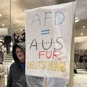 poster bertuliskan, "AfD, keluar dari Jerman"