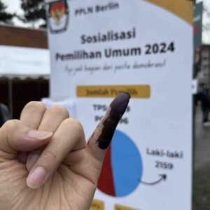 jari berlumur tinta tanda usai menyoblos jari berlumur tinta tanda usai menyoblos