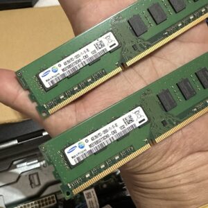 memori RAM Samsung berkapasitas masing-masing 4GB bawaan