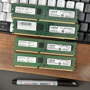 4 keping RAM Crucial 8GB PC-12800 (1600MHz)