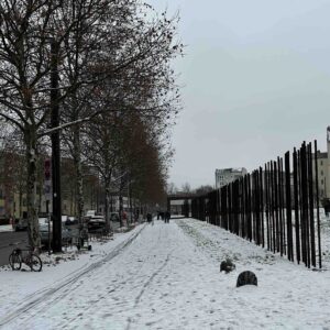 salju tipis turun di Berlin pada hari terakhir di 31 Desember 2025