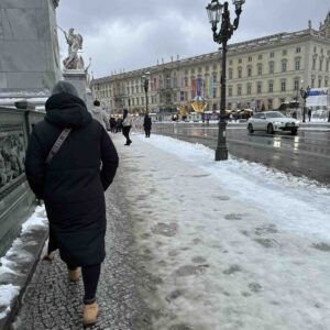 salju yang membentuk lapisan es, licin jika diinjak salju yang membentuk lapisan es, licin jika diinjak