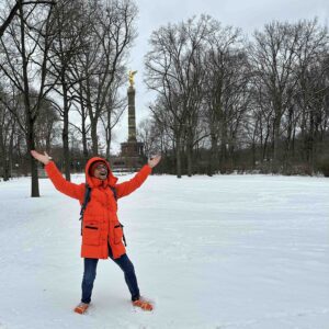 berdiri di taman penuh salju berdiri di taman penuh salju
