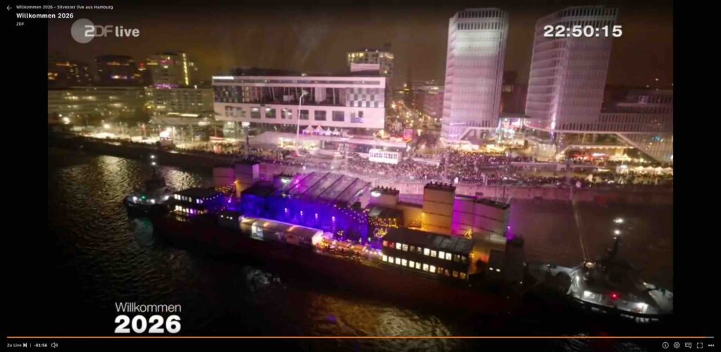 panggung Willkommen 2026 di atas kapal di tengah sungai Elbe, tangkapan dari siaran ZDF