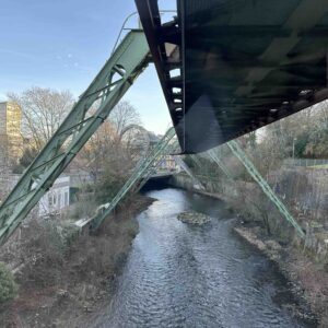 rel kereta gantung di atas Sungai Wupper