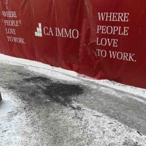 kerikil berwarna hitam yang disebar di atas salju agar tidak licin kerikil berwarna hitam yang disebar di atas salju agar tidak licin