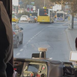 suasana jalan dari dalam bus bandara (Havabüs) suasana jalan dari dalam bus bandara (Havabüs)