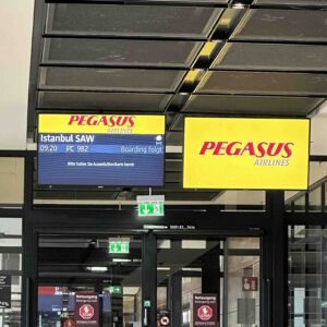 papan pengumuman di Bandara Willy Brandt, Berlin-Brandenburg (BER) papan pengumuman di Bandara Willy Brandt, Berlin-Brandenburg (BER)