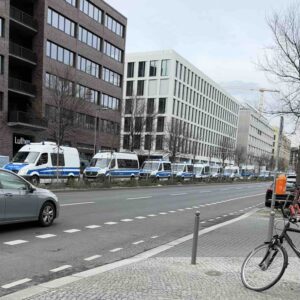 mobil polisi berbondong-bondong melintas