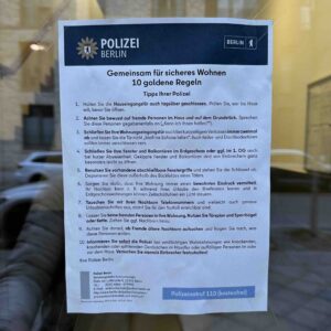pamflet berisi 10 tips pengamanan lingkungan dari Kepolisian Berlin