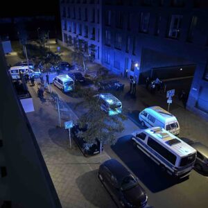 polisi mengurusi keributan di lingkungan rumah pada 22 Agustus 2025