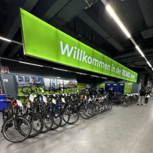 berbagai jenis sepeda dipajang di Decathlon