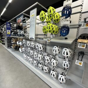 koleksi helm di Decathlon