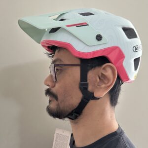 mengenakan helm Abus MoDrop MIPS