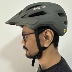 mengenakan helm Giro Fixture MIPS II